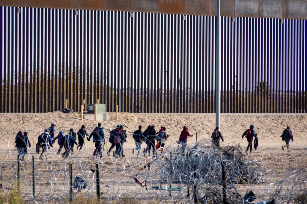 Cientos de migrantes intentan llegar a la frontera de Estados Unidos para buscar asilo humanitario en Ciudad Juárez, México, el 28 de diciembre de 2023. (David Peinado/Anadolu via Getty Images)