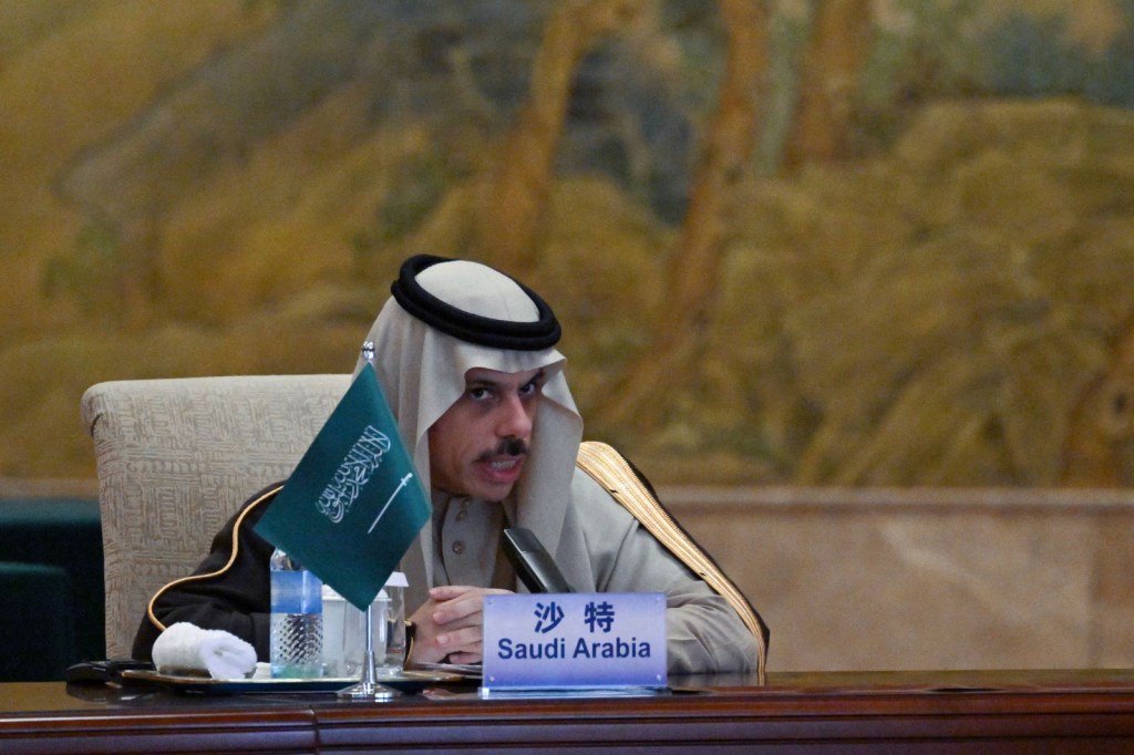El ministro de Asuntos Exteriores de Arabia Saudita, el príncipe Faisal bin Farhan Al-Saud. (PEDRO PARDO/AFP via Getty Images)