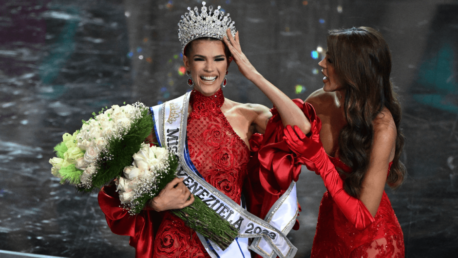 Miss Venezuela 2023 Ileana Márquez (izq.) del estado de Amazonas es coronada por la saliente Miss Venezuela 2022 Diana Silva, durante el certamen de belleza Miss Venezuela en Caracas el 7 de diciembre de 2023. (Foto: Federico Parra/AFP vía Getty Images)