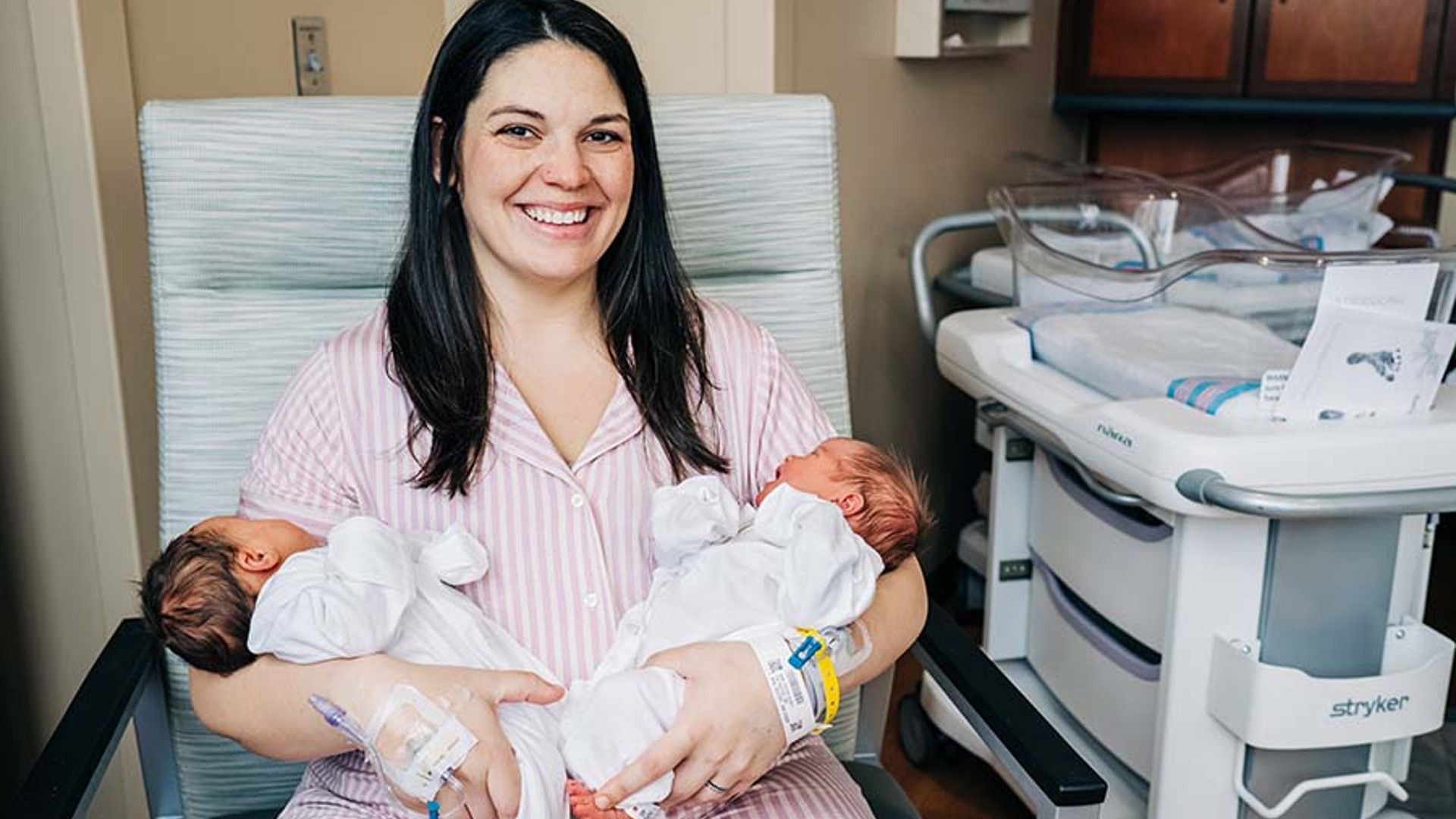 A woman who is pregnant in both wombs gives birth to twin girls