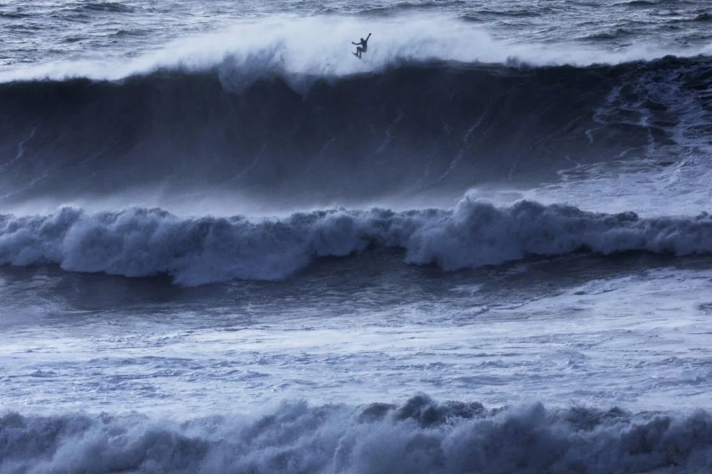 Un surfista toma un poco de aire de una ola en Mavericks Beach, cerca de Half Moon Bay, California, el 28 de diciembre. (Nathan Frandino/Reuters)