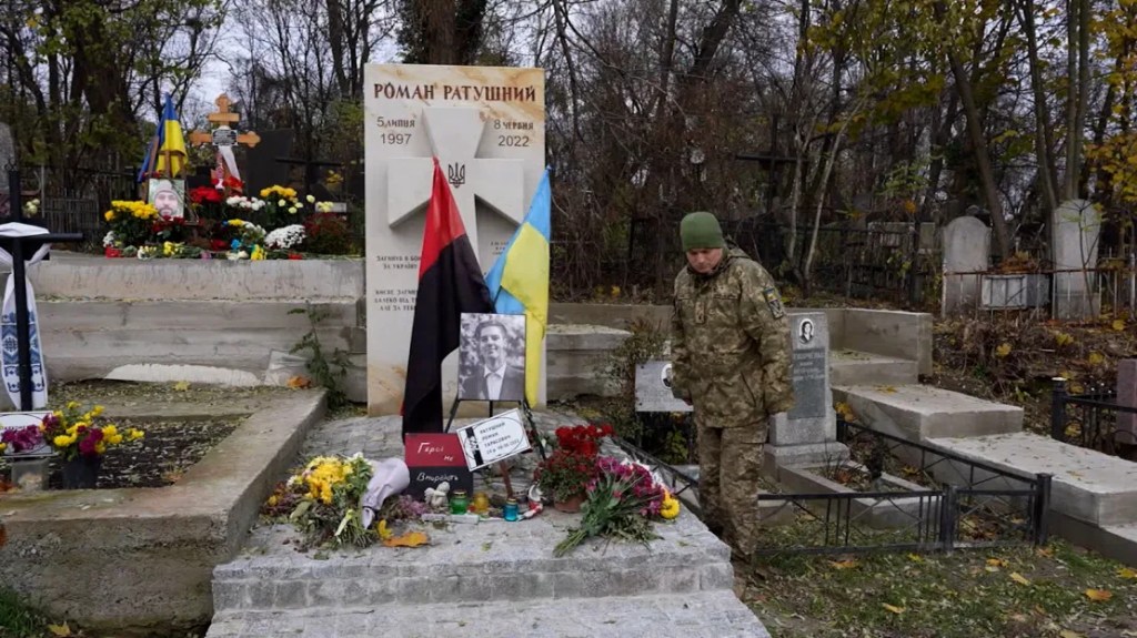 Taras Ratushnyy visita la tumba de su hijo Roman, en un cementerio de Kyiv, Ucrania, en noviembre de 2023. (Crédito: CNN)