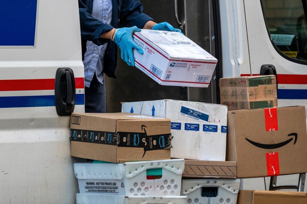 Un trabajador del Servicio Postal de Estados Unidos entrega paquetes en San Francisco el 27 de noviembre de 2023. (David Paul Morris/Bloomberg/Getty Images)
