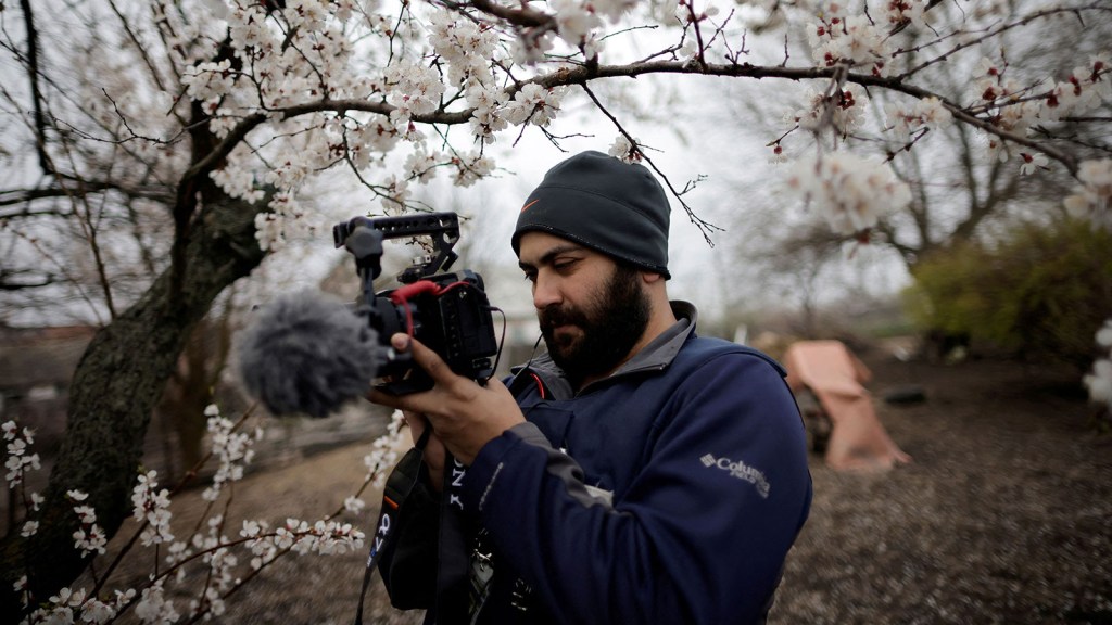 El periodista de Reuters Issam Abdallah en Zaporizhzhya, Ucrania, en abril de 2022. (Ueslei Marcelino/Reuters)