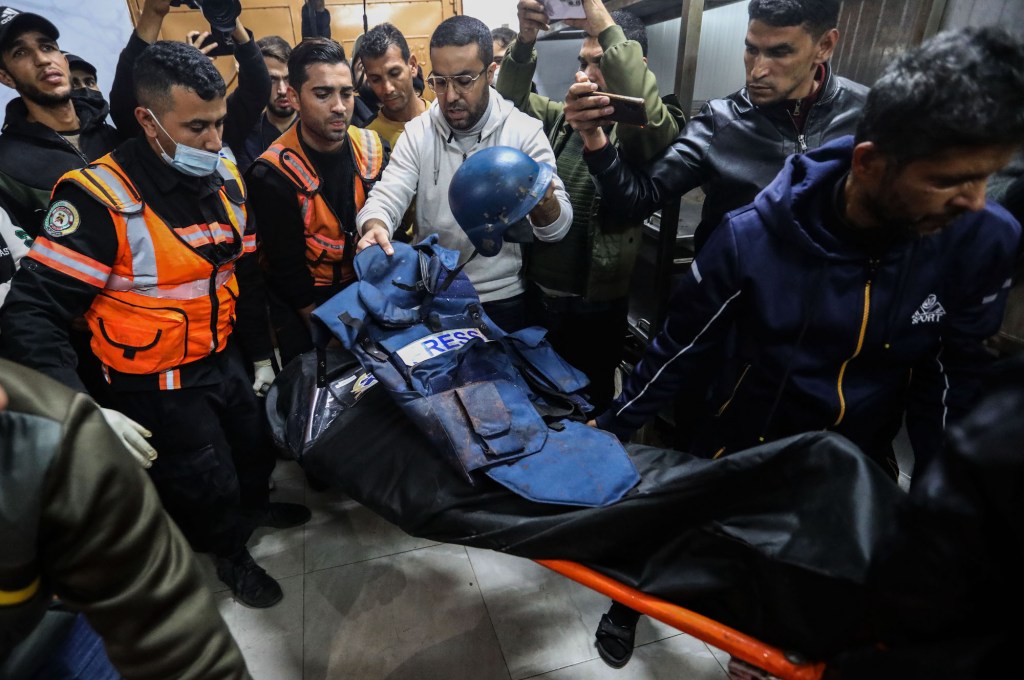 La camilla que transporta el cuerpo del camarógrafo de Al Jazeera TV, Samer Abu Daqqa, quien murió mientras trabajaba durante un ataque aéreo, en Khan Younis, Gaza, el viernes. (Ahmad Hasaballah/Getty Images)