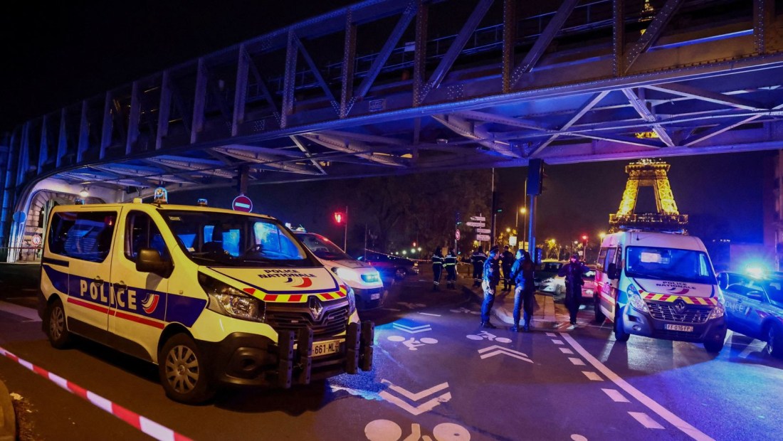 La Policía de Francia protege el puente Bir Hakeim tras el ataque en París el 2 de diciembre. (Stephanie Lecocq/Reuters)