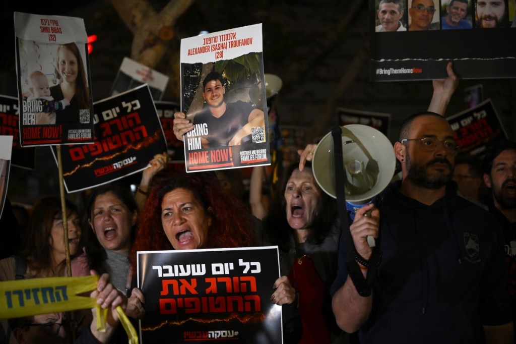 Manifestantes marcharon frente al cuartel general de las Fuerzas de Defensa de Israel el 15 de diciembre de 2023 en Tel Aviv, Israel. (Alexi J. Rosenfeld/Getty Images)