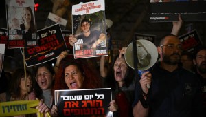 Manifestantes marcharon frente al cuartel general de las Fuerzas de Defensa de Israel el 15 de diciembre de 2023 en Tel Aviv, Israel. (Alexi J. Rosenfeld/Getty Images)