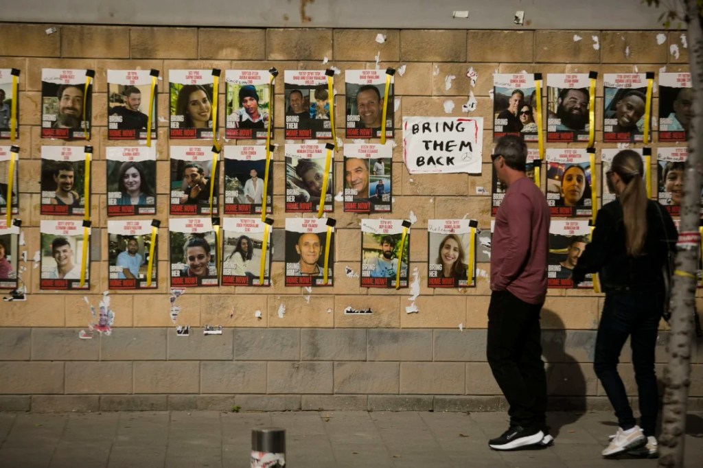 Un muro en Tel Aviv está cubierto de imágenes de rehenes retenidos en Gaza. (Amir Levy/Getty Images)