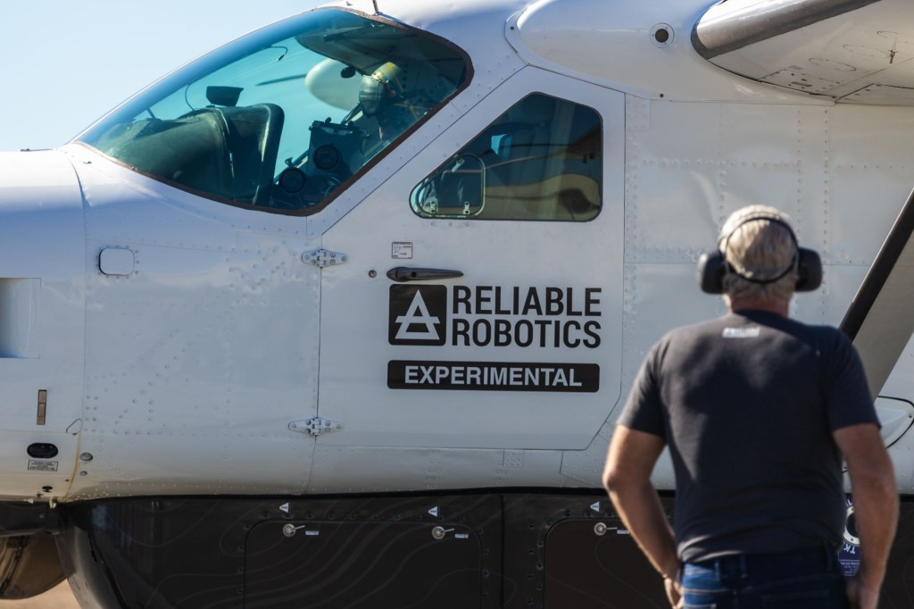 La tripulación prepara el Cessna Caravan para el vuelo no tripulado. (Killian Page/Reliable Robotics) 