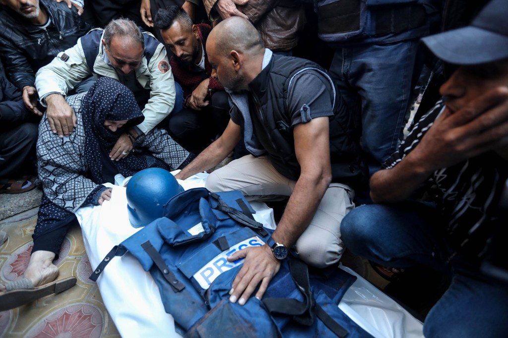 Familiares y amigos se despiden del cuerpo del camarógrafo de Al Jazeera, Samer Abu Daqqa, en Khan Younis, Gaza, el sábado 16 de diciembre. (Ahmad Hasaballah/Getty Images)