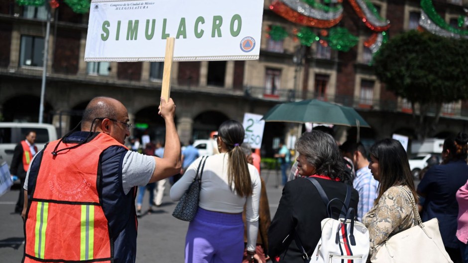 Empleados del Gobierno de México participan en un simulacro anual de terremotos en la plaza Zócalo de la Ciudad de México, el 19 de septiembre de 2023. (ALFREDO ESTRELLA /AFP vía Getty Images)