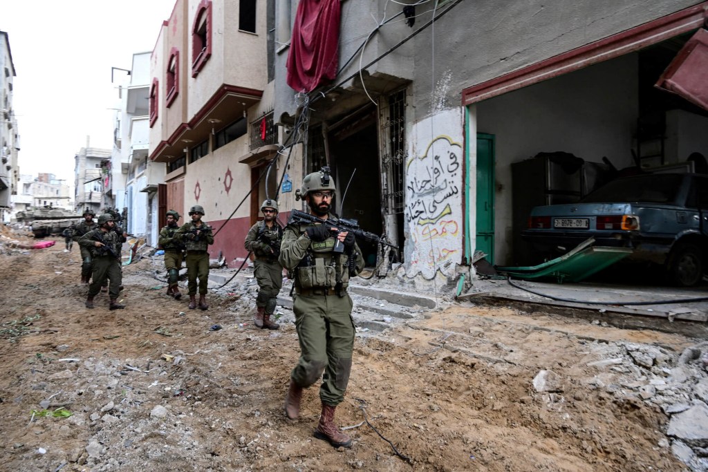 Soldados israelíes operan en el distrito Shajaiya de la ciudad de Gaza el 8 de diciembre. (Yossi Zeliger/Reuters)