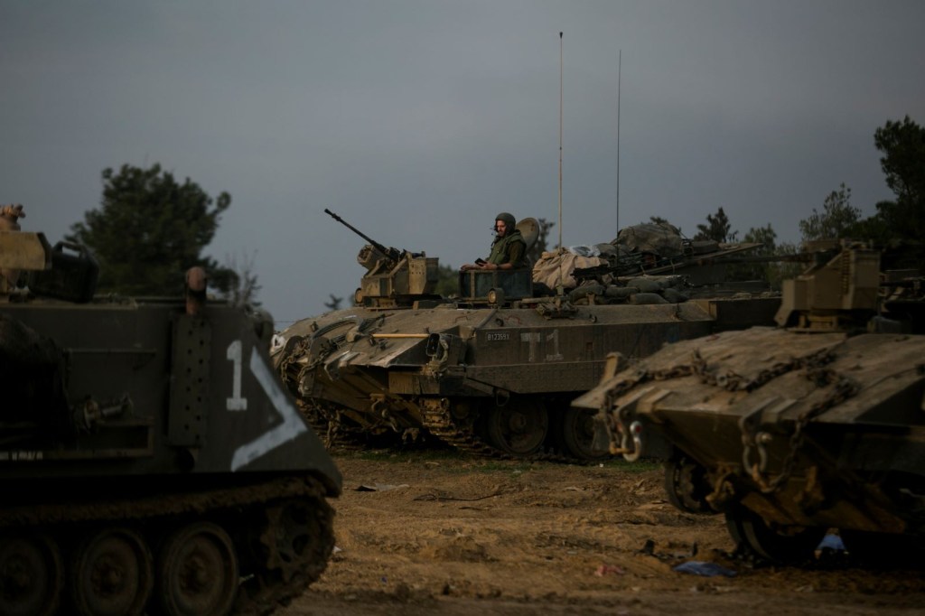Un vehículo blindado de transporte de personal israelí se acerca a la frontera con la Ciudad de Gaza el 8 de diciembre de 2023 en el sur de Israel. (Foto de Amir Levy/Getty Images)