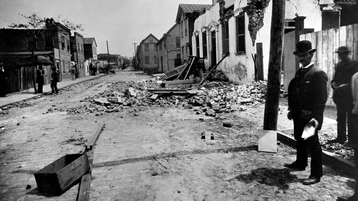  <strong>William John McGee, del Servicio Geológico de Estados Unidos, inspeccionando una fisura cerca de una casa destrozada. | Foto: Biblioteca del Servicio Geológico de EE.UU.</strong>    