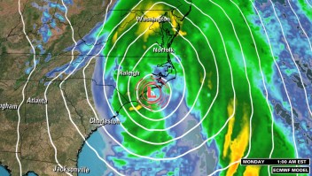 La tormenta se fortalece a lo largo de la costa este durante la noche del domingo, según un modelo informático de previsión. CNN Tiempo
