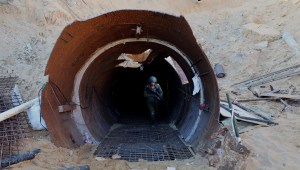 En esta fotografía tomada durante una gira de prensa organizada por el ejército israelí el 15 de diciembre de 2023, un soldado israelí sale de un túnel que, según se informa, Hamas utilizó para atacar a Israel a través del cruce fronterizo de Erez el 7 de octubre. (JACK GUEZ/AFP via Getty Images)