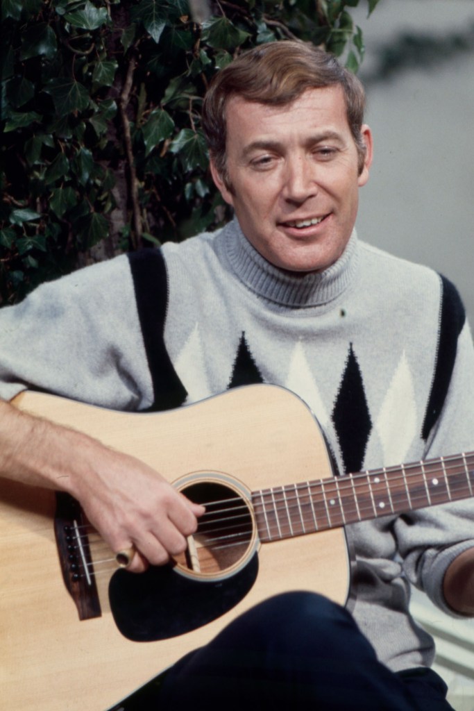 Val Doonican actuando con un suéter festivo en un episodio de su serie de ABC "The Val Doonican Show" en 1971. (Walt Disney Television/Getty Images)