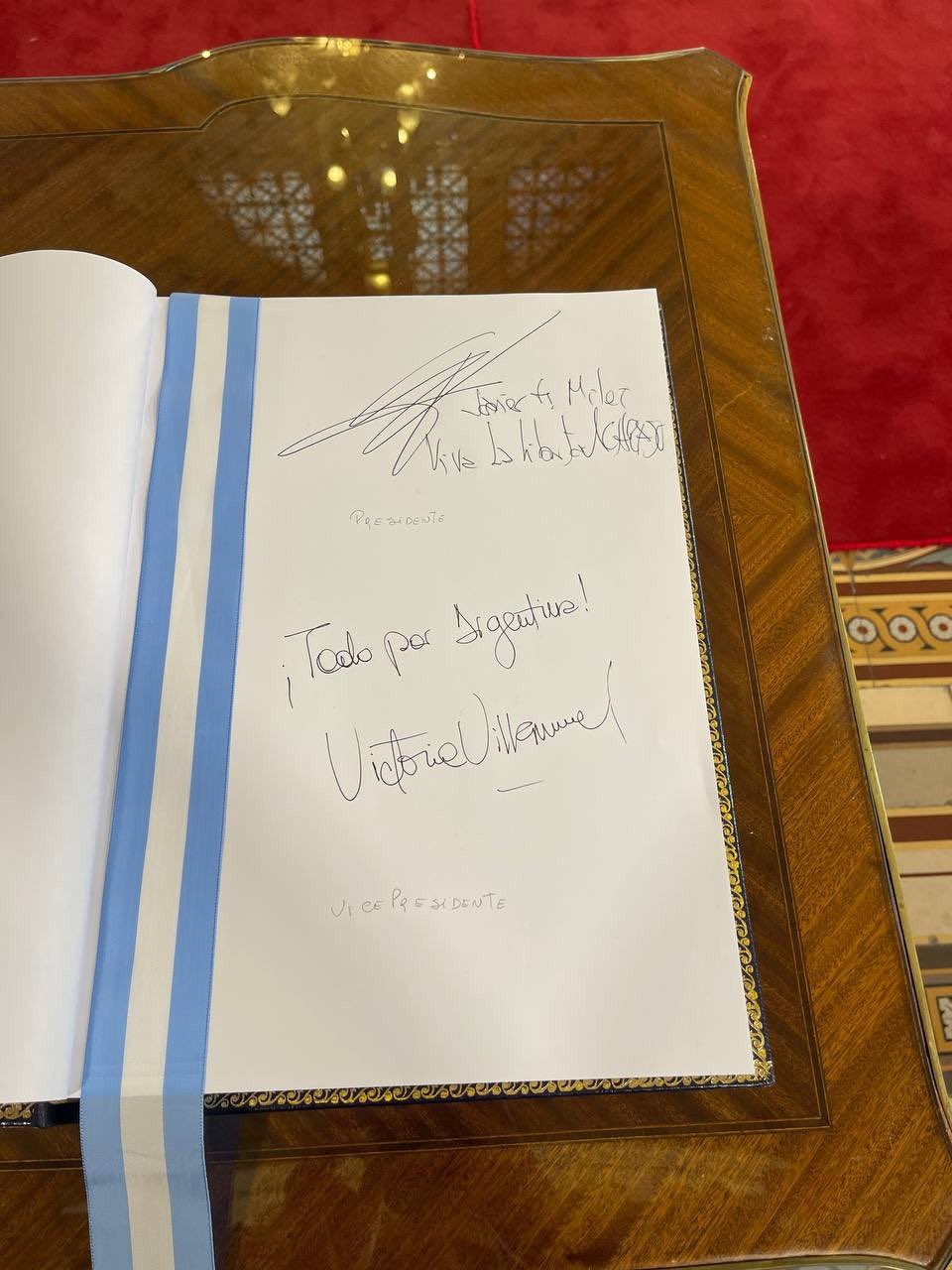 Las firmas de Javier Milei y Victoria Villarruel en los libros de honor del Congreso de Argentina. (Cortesía: Oficina del Presidente Javier Milei)