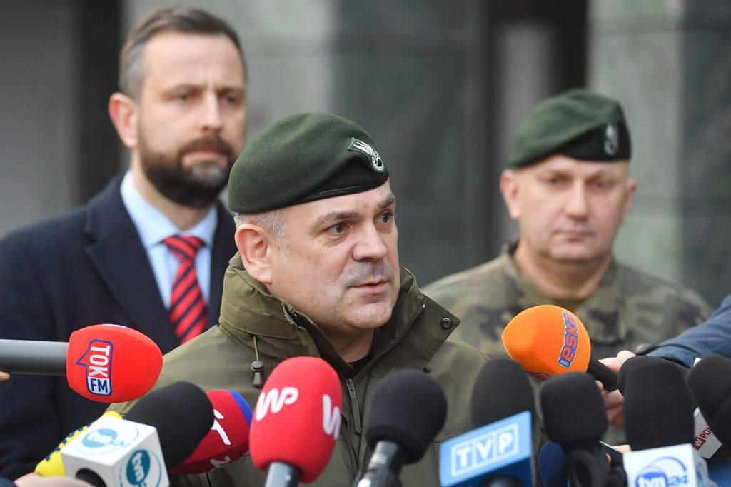 El jefe del Estado Mayor, general Wiesław Kukuła, habla con los medios de comunicación tras una reunión de seguridad nacional el viernes. (Crédito: AP)