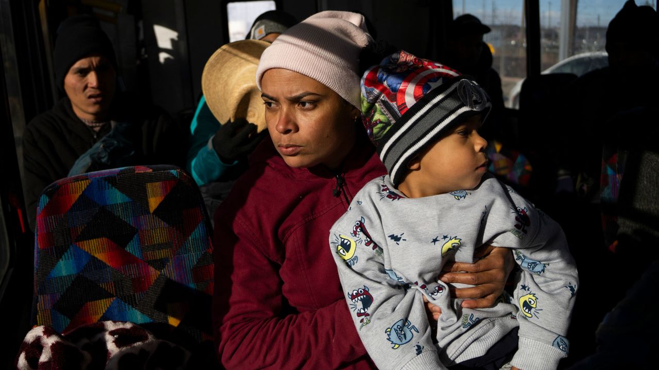 Denver se acerca a un punto de quiebre por aumento de migrantes en medio de las bajas temperaturas