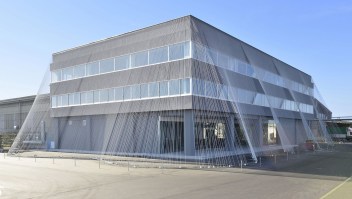 En 2016, la empresa textil Komatsu Matere y el arquitecto Kengo Kuma aseguraron un edificio de la sede de la firma al suelo como una tienda de campaña utilizando una cortina de varillas de fibra de carbono trenzada. (Imagen cortesía de Komatsu Matere)