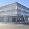 En 2016, la empresa textil Komatsu Matere y el arquitecto Kengo Kuma aseguraron un edificio de la sede de la firma al suelo como una tienda de campaña utilizando una cortina de varillas de fibra de carbono trenzada. (Imagen cortesía de Komatsu Matere)