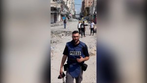 Un periodista palestino documenta los estragos de la guerra en Gaza