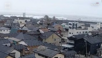 Grandes olas son captadas en videos tras terremoto en Japón