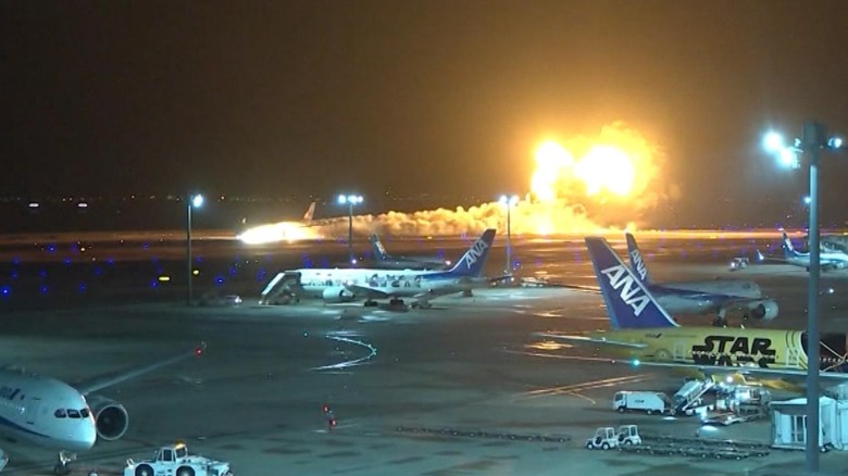 Video del impacto del avión de Japan Airlines antes de incendiarse