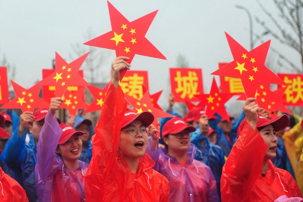 Asistentes cantan una canción patriótica en Hangzhou, provincia de Zhejiang, el 15 de septiembre de 2019, en un evento para conmemorar el 70 aniversario de la fundación de la República Popular China. (Crédito: AFP/Getty Images)