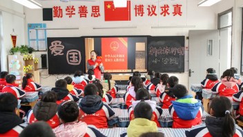 Un abogado voluntario enseña a alumnos de primaria la Ley de Educación Patriótica de China en Huai'an, China, el 28 de diciembre de 2023. (Crédito: Costfoto/NurPhoto/Getty Images)