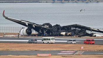 Así quedó el avión accidentado en un aeropuerto de Japón