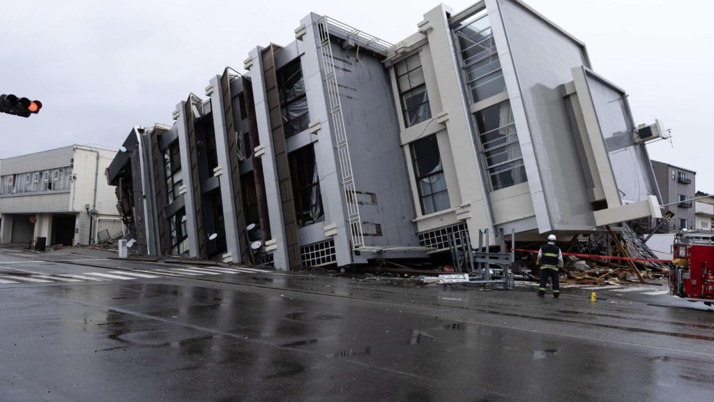 Un auto fue "tragado" por la tierra en el terremoto de Japón