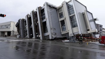 Un auto fue "tragado" por la tierra en el terremoto de Japón
