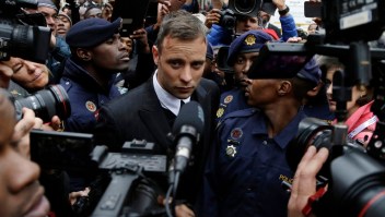 Oscar Pistorius abandona el Tribunal Superior en Pretoria, Sudáfrica, el 14 de junio de 2016, durante su juicio por el asesinato de su novia Reeva Steenkamp. (Crédito: Themba Hadebe/AP/Archivo)