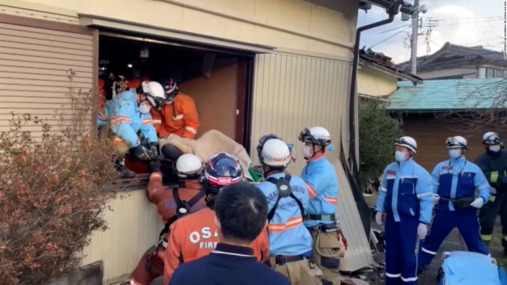 Rescatan a mujer de 80 años de los escombros tras el terremoto en Japón