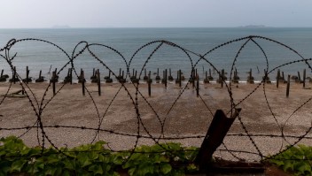 Pinchos metálicos y alambres en una playa de la isla de Yeonpyeong, Corea del Sur, el 26 de junio de 2020. (Crédito: SeongJoon Cho/Bloomberg/Getty Images)