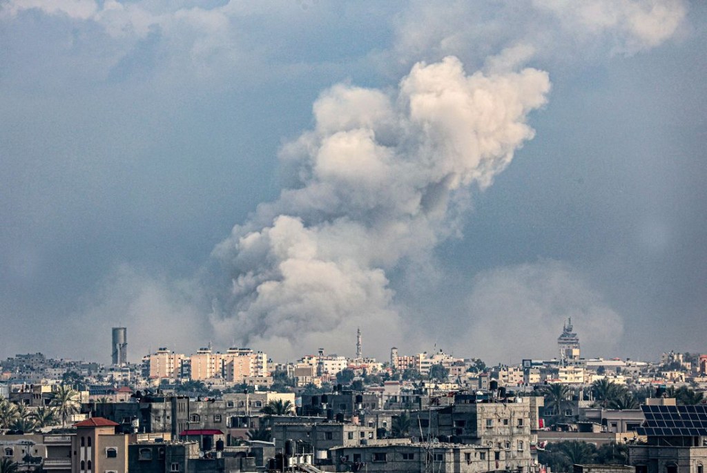 Pemandangan kota Khan Yunis, Jalur Gaza selatan, saat terjadi pengeboman Israel pada Jumat, 6 Januari 2024. (Sumber gambar: AFP/Getty Images)