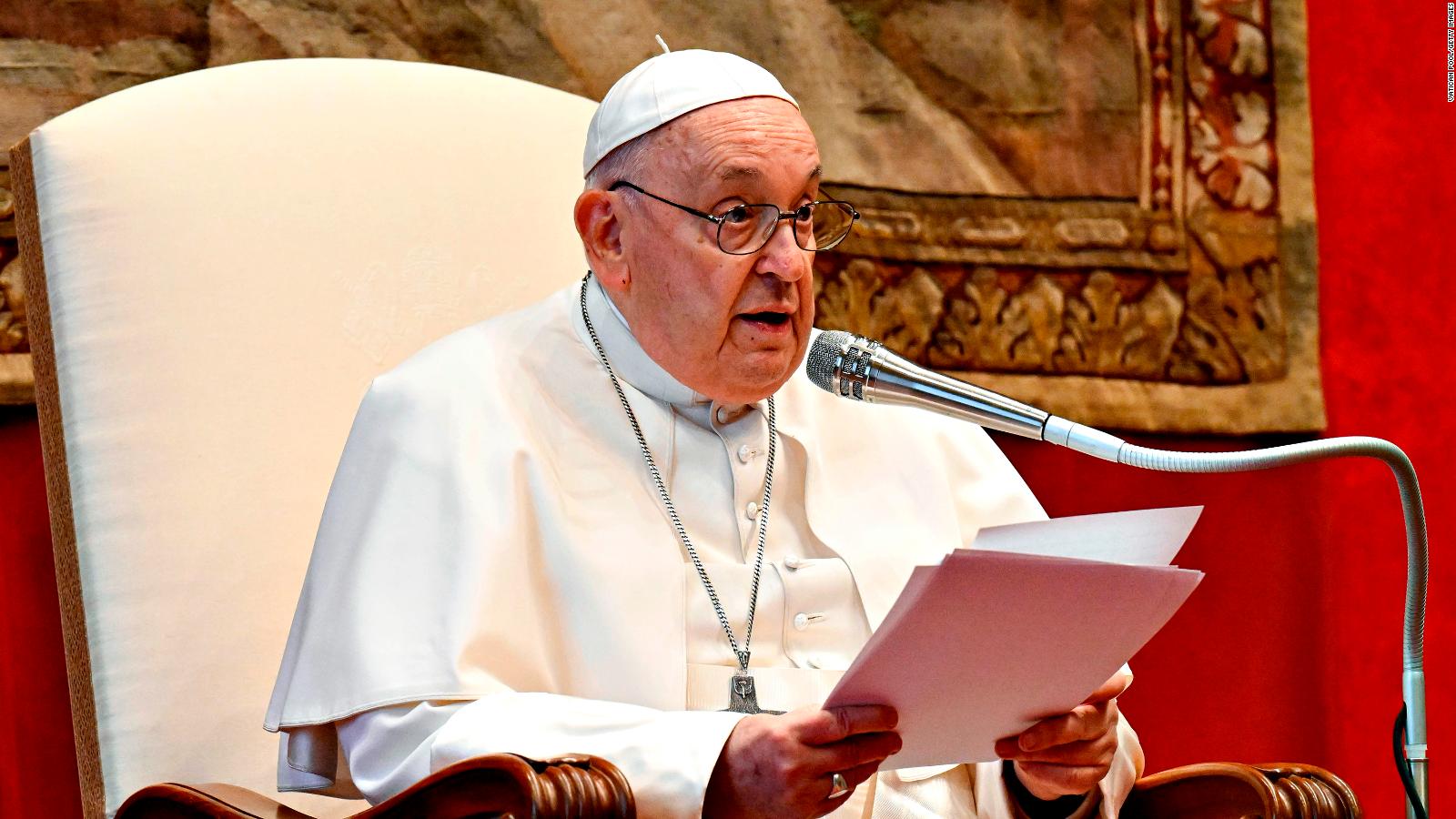 Papa Francisco insta a prohibir la maternidad subrogada