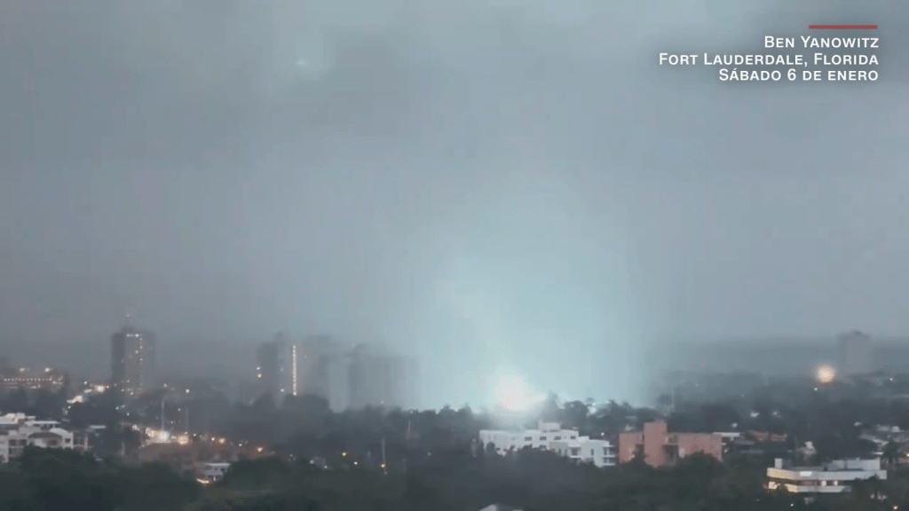 Impresionantes destellos salen de un tornado en Florida