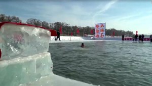 Bañistas nadan en aguas congeladas en China