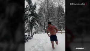 Shawn Mendes disfruta de la nieve en ropa interior