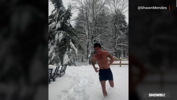 Shawn Mendes disfruta de la nieve en ropa interior