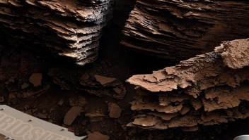 Rocas escamosas y restos de un arroyo de Marte, la imagen de la semana elegida por la NASA