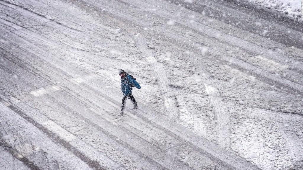 Tormenta invernal abarrota de nieve carreteras en el norte de EE.UU.