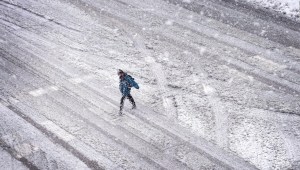 Tormenta invernal abarrota de nieve carreteras en el norte de EE.UU.