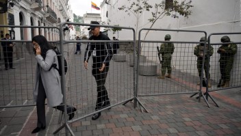 Terror en vivo: encapuchados irrumpen en televisora de Ecuador