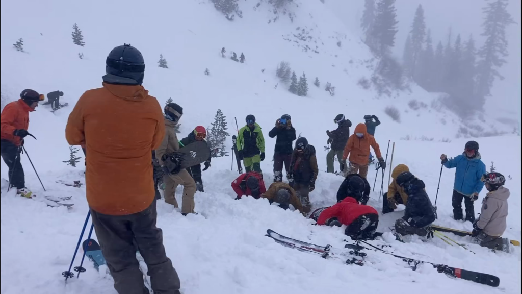 Así fue el dramático rescate de un esquiador atrapado en avalancha
