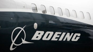 El logotipo de Boeing en el primer avión Boeing 737 MAX 9 se muestra durante su presentación para los medios en la fábrica de Boeing en Renton, Washington, el 7 de marzo de 2017. (Crédito JASON REDMOND/AFP vía Getty Images )